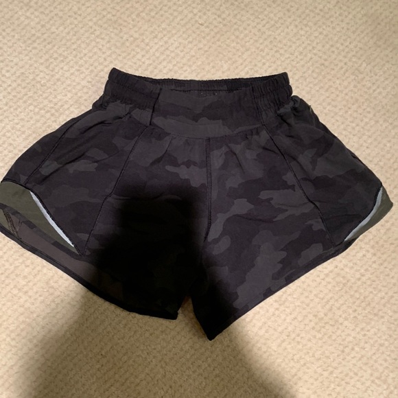 lululemon athletica Pants - Lululemon Hotty Hot 4 inch LR shorts, Size 2